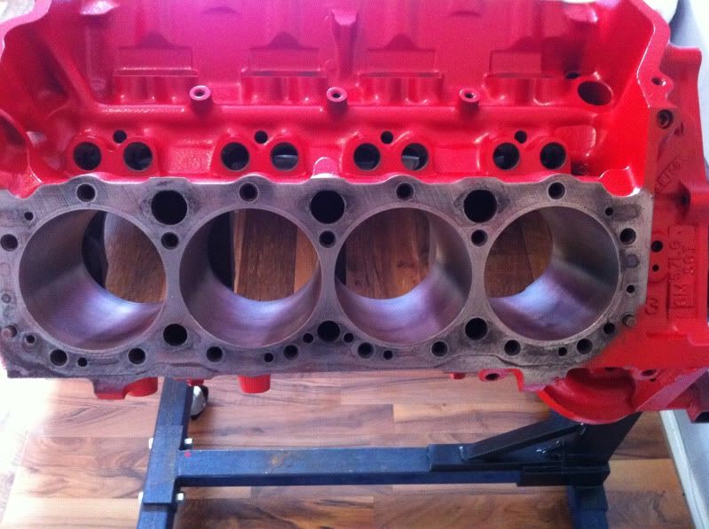 http://i50.photobucket.com/albums/f305/Quinnan/Projekt%20383cui/Motorblock_borrat__lackat_001.jpg