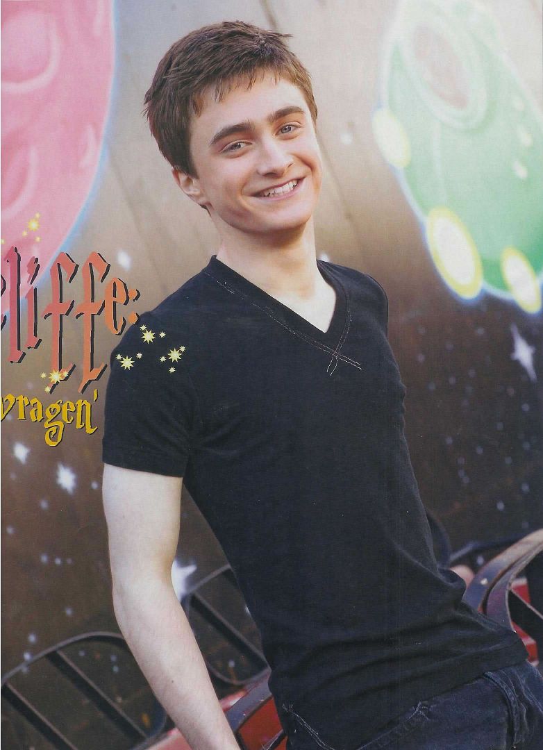 http://i50.photobucket.com/albums/f311/Make-Believe/Daniel%20Radcliffe/candid_dan_2005_12.jpg