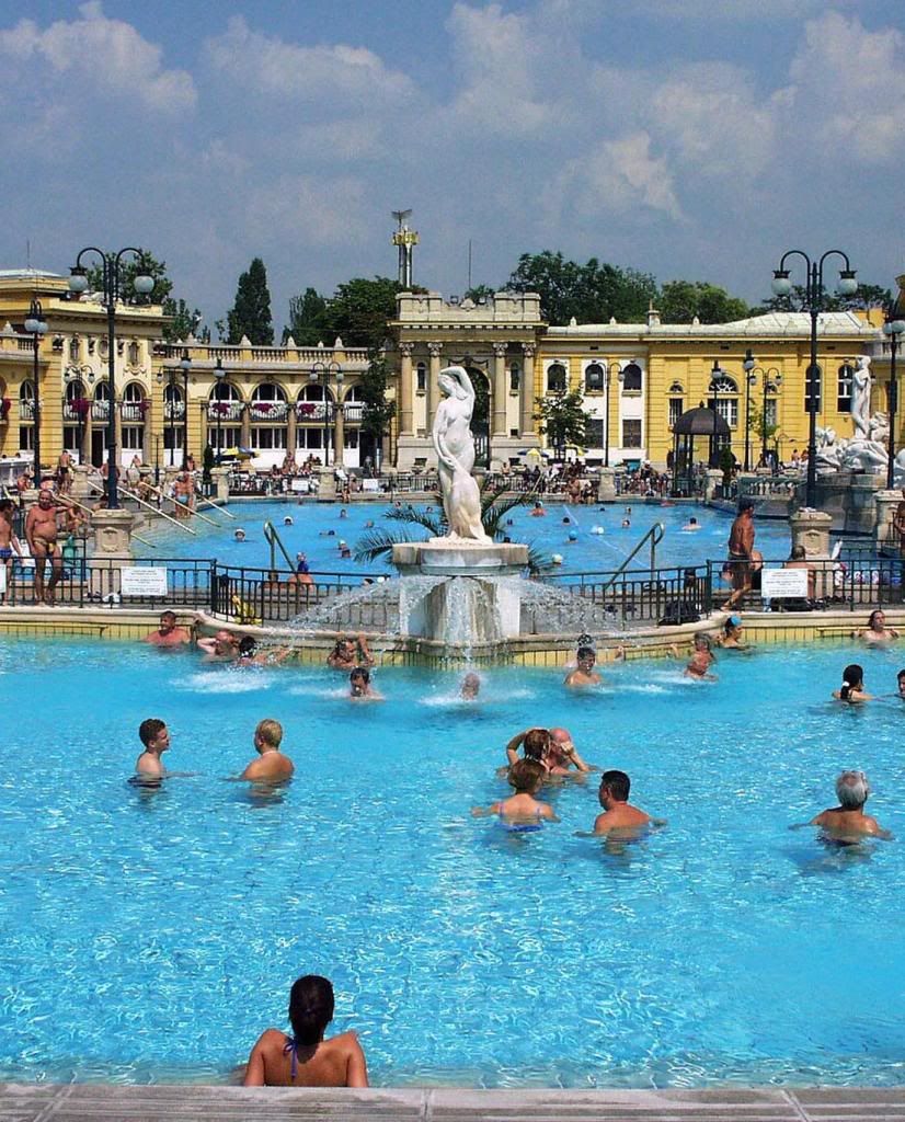 http://i50.photobucket.com/albums/f312/teftelka/PolandSlovakiaHungary/szechenyi-outdoor-pool.jpg