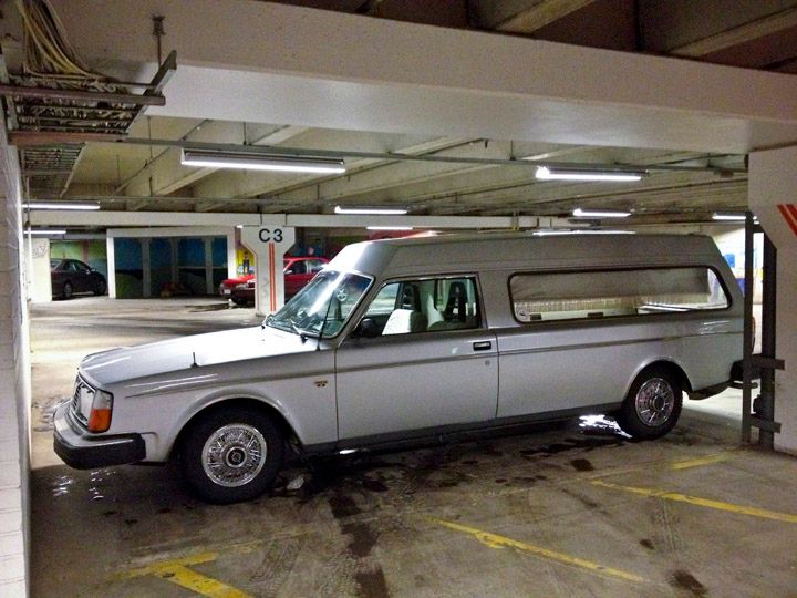  photo volvo_245_hearse_11_zps74e0e938.jpg