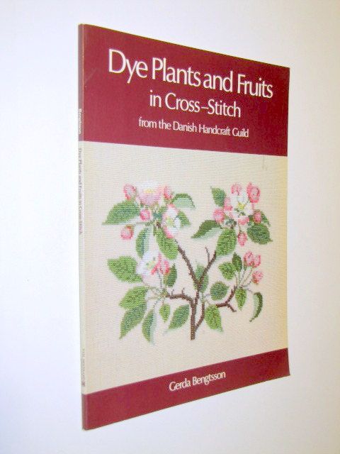 Dye Plants and Fruits in Cross-Stitch: From the Danish Handcraft Guild, Bengtsson, Gerda Dye Plants and Fruits in Cross-Stitch: From the Danish Handcraft Guild, Bengtsson, Gerda